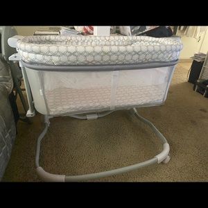Baby Bassinet; 3 height levels; 3 bassinet levels; In good condition